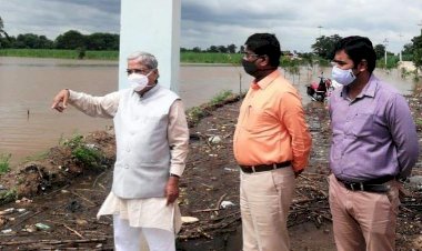       ಪ್ರವಾಹ ಪೀಡಿತ ಪ್ರದೇಶಗಳಿಗೆ ಡಿಸಿಎಂ ಭೇಟಿ: ತಕ್ಷಣ ಸ್ಪಂದನೆಗೆ ಅಧಿಕಾರಿಗಳಿಗೆ ಸೂಚನೆ  